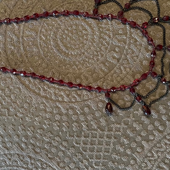 ROMANTIC GARNET-COLORED TEARDROP DRAPE BIB NECKLACE - Picture 7 of 9